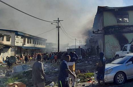 Savu nousi sytytetyistä rakennuksista pääkaupungissa Honiarassa 26. marraskuuta.