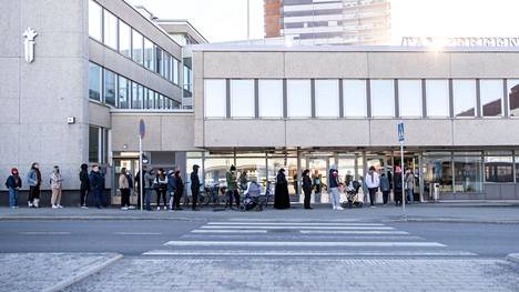 Tampereen pääpoliisiaseman edustalle muodostui torstaiaamuna jonoa heti aamusta. Lupapalvelun ruuhkat ovat jatkuneet jo pidempään.