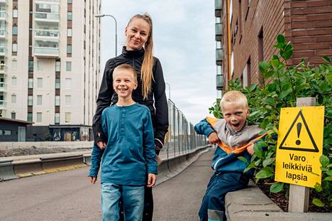 Jenna Nikkilä ja pojat Jaatu, 7, ja Venni, 5, asuvat kerrostalokodissa Federleynkadulla. Kotikatu on nyt remontissa, sillä kadulle asennetaan ratikkakiskoja.