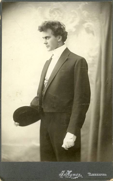 Aarne Riddelin oli Tampereen teatterielämän suuria voimahahmoja. Vuoden 1905 Seitsemän veljeksen juhlanäytännössä Tampereen Teatterissa Riddelin, myöhemmin Orjatsalo, näytteli Juhania. 
