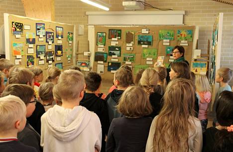 Opettaja Minna Seppälä-Kortessalo piti tilkkutyönäyttelyn avajaispuheen kirjastossa.
