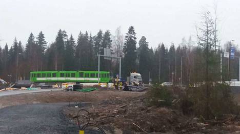 Näin testivaunu kuljetettiin Tampereelle lauantaina rekan lavetilla.