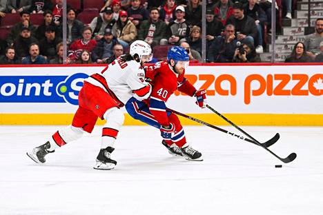Montrealin Joel Armia (40) pääsi lauantaina NHL-jäille ensimmäisen kerran sitten helmikuun lopun. Kuvassa Armia taistelee kiekosta Carolinan puolustajan Jalen Chatfieldin kanssa.