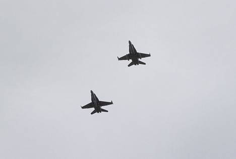 Satakunnan lennoston kaksi F/A-18 Hornet hävittäjää suoritti ylilennon Nakkilassa 75 vuotta sitten pudonneen Myrsky-hävittäjän ja lentäjänsä kapteeni Kauko Ikosen kunniaksi 9. toukokuuta 2022 kello 11.10.