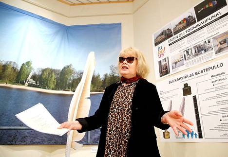 Taiteilija Helena Laine esitteli veistoshanketta Porin kaupunginkirjastossa toukokuussa 2018.