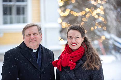 Tuomiorovasti Olli Hallikainen lukee joulusiunauksen. Pormestari Anna-Kaisa Ikonen julistaa joulurauhan.