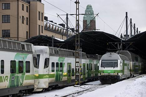 Kaukoliikenteen junia Helsingin päärautatieasemalla 27. helmikuuta 2023. 