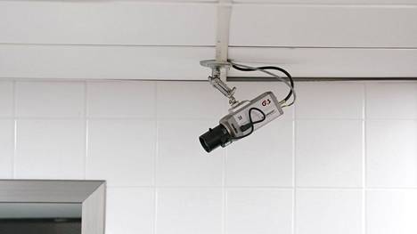 Tiedätkö sinä, kuka saa katsoa taloyhtiön kameroiden tallenteita? Kuvassa huoltoaseman valvontakamera.