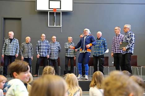 Jänöjussin mäenlasku -kappaleessa päähenkilöä esittäneellä Matti Antinmaalla oli kappaleen teeman mukainen asu yllään.