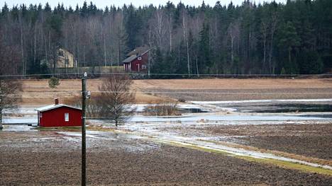 Kauvatsanjoki tulvii taajaan. Arkistokuvassa näkyy tilanne vuodenvaihteesta 2019–2020.