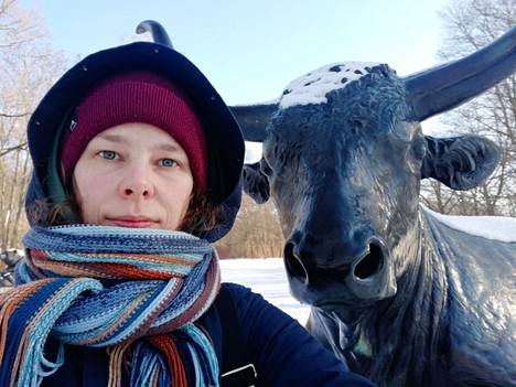 Koronan takia ihmisiä liikkui tammikuisessa Berliinissä tavallista vähemmän. Porilaistaiteilija Iida Nikitin on löytänyt Tiergartenissa seurakseen härän.