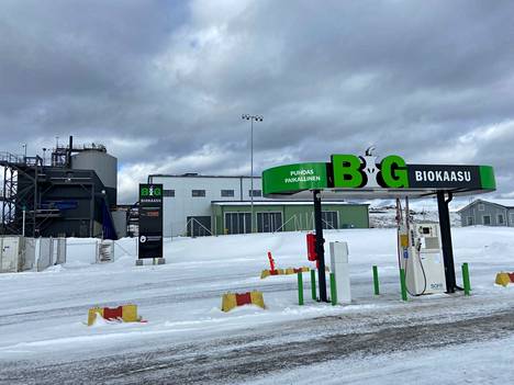 Koukkujärven biokaasulaitoksen tankkausasema on koekäyttövaiheessa. Jakelu alkoi helmikuussa. Laitos näkyy takana.