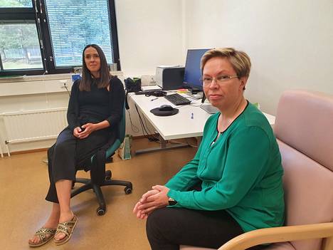 Nokian kaupungin matalan kynnyksen mielenterveyspalveluihin on saatu lisää resursseja. Psykiatriset sairaanhoitajat Sini Leino ja Elina Joona ottavat asiakkaita vastaan terveyskeskuksessa Vihnusasemalla.