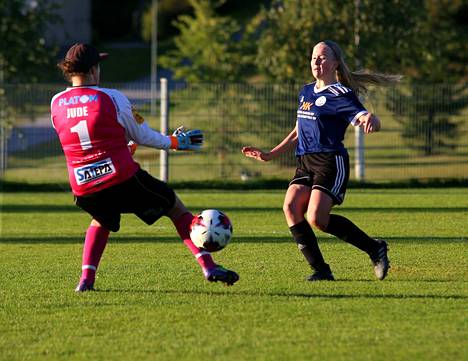 Tällä laukauksella Ella Saranpää vei FC Nokian 1–0-johtoon Himmeliä vastaan.