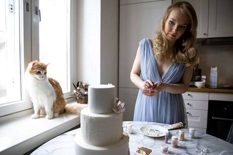 Yhden kakun koristelu vie Emma Ivanelta helposti kymmenen tuntia. Hän saa ideoita koristeluun monipuolisesti eri taiteista.