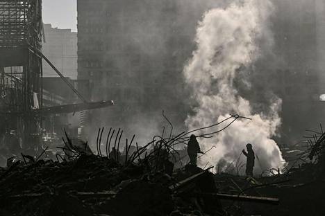 Kuvissa pommituksissa tuhoutunut Retroville-kauppakeskus kuvattuna 21. maaliskuuta.