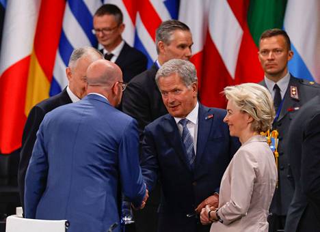 Presidentti Sauli Niinistö keskustelee Eurooppa-neuvoston puheenjohtaja Charles Michelin ja EU-komission puheenjohtaja Ursula von der Leyenin kanssa sen jälkeen, kun Nato oli kutsunut Suomen ja Ruotsin jäsenikseen. 