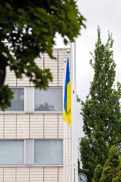 Myös Valkeakoskella laitettiin Ukrainan lippu salkoon. 