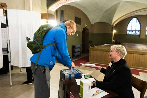 Valtteri Vuolanto kävi sunnuntaina 20. marraskuuta äänestämässä Tampereen Tuomiokirkossa. Vaalitoimitsijana Salla Häkkinen.