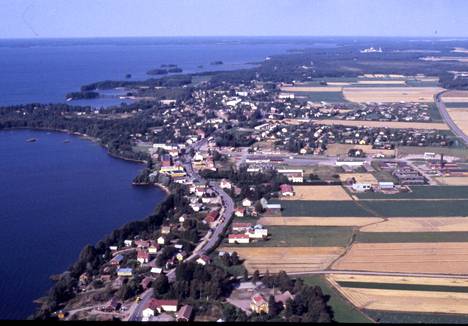 Ilmakuva Säkylän keskustasta on otettu 40 vuotta sitten, elokuussa 1982.