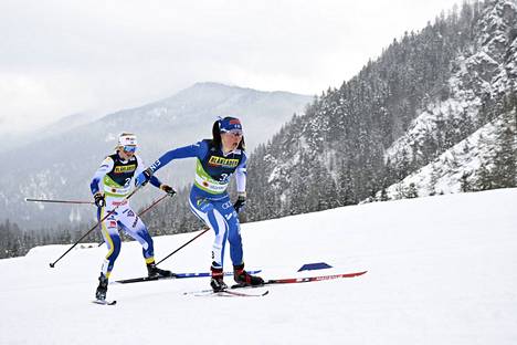 Suomen Krista Pärmäkoski ja Ruotsin Maja Dahlqvist hiihtivät aivan perätysten naisten viestin viimeisellä osuudella. Lopulta Dahlqvist kiri ohi Pärmäkoskesta.
