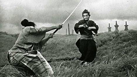 Masaki Kobayashi sohaisi Harakiri-elokuvallaan perinteisiä kunniakäsityksiä keskellä Japanin sodanjälkeistä talousihmettä. Kuvassa Hikokuro Omodaka (Tetsurô Tanba) ja Hanshiro Tsugumo (Tatsuya Nakadai).