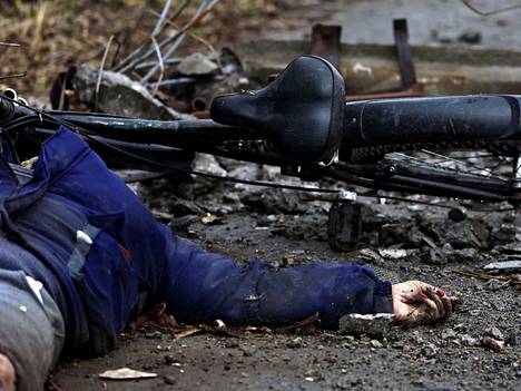 Yksi monista Butšassa kadulle surmatuista siviileistä. Ukrainan mukaan Butšasta on löydetty jo yli 400 siviilin ruumiit.