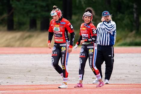 Emilia Itävalo (oikealla) jäi odottamaan kolmospesän äärelle, jotta Tiia Peltonen ehti kiertämään kauden neljännen kunnarinsa.