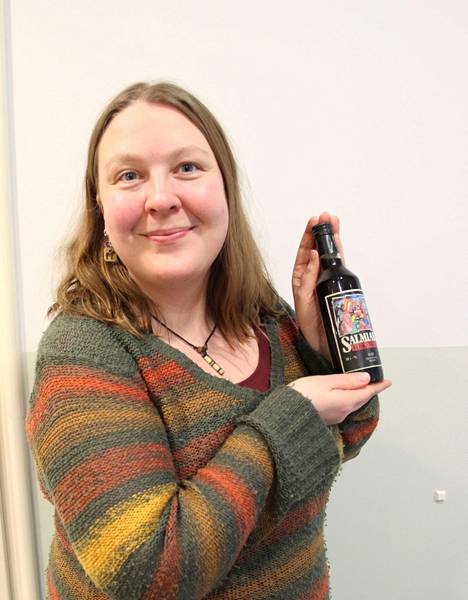 Anne Lahtinen esittelee lähes 30 vuotta vanhaa pulloa. ”Salmiakkikossu” käynnisti 1990-luvulla tunteita kuumentaneen limuviinakeskustelun, jonka seurauksena Alko veti tuotteen pian pois markkinoilta.