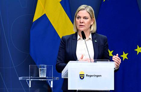 Pääministeri Magdalena Andersson sanoi tiistaina, että Ruotsin hakeminen Naton jäseneksi nyt horjuttaisi Euroopan turvallisuustilannetta entisestään. Kuva on helmikuun lopulla järjestystä tiedotustilaisuudesta.