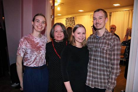 Meeri Kangasmäki (vas.), Riikka Kangasmäki, Maija Männistö ja Roope Kangasmäki halusivat lähteä perheen kesken tanssimaan ja tapaamaan ystäviä.