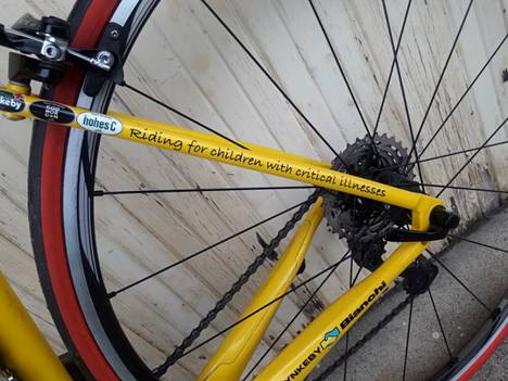 Kaikilla pyöräilijöillä on samanlaiset pyörät, joissa teksti kertoo pyöräilyn hyväntekeväisyystarkoituksen. Pyörät ja kulut osallistujat maksavat itse. 