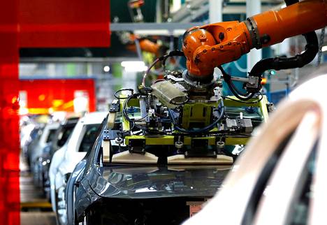 Robotti kiinnittää tuulilasia Mercedes Benzin tehtaalla Saksassa. Mercedes on yksi autonvalmistajista, joka on kärsinyt sirupulasta.