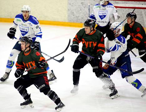 Pyry kohtasi retropaidoissa kotihallissa seuran jääkiekkoilun 70- vuotisjuhlaottelussa Lapuan Virkiän.