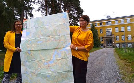 Viestintäpäällikkö Johanna Kurkikangas (oikealla) esitteli Sastamalan karttaa vuonna 2018 yhdessä matkailu- ja tapahtumatuottaja Teresa Vidfeltin kanssa.