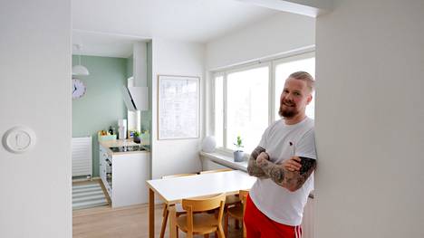 Riihimäellä asuva Juho Heinonen remontoi ahtaasta keittokomerosta keittiön, jota ei ole tunnistaa entisekseen.