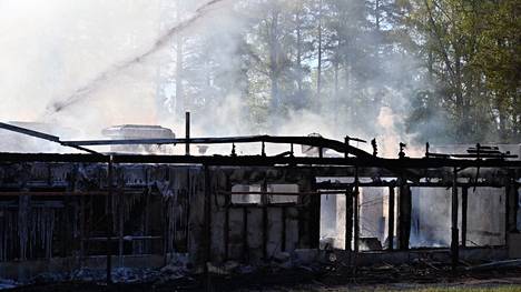 Maanantaina syttynyt raju tulipalo tuhosi täysin yhden Ylöjärven Ylisen kuntoutuskeskuksen alueen rakennuksista. Tältä sammutustyöt näyttivät maanantaina aamulla.