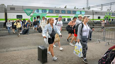 Juna toi viime juhannuksena festivaalivieraita Rauman asemalle. Erikoisjuna kulkee myös tulevana juhannuksena.