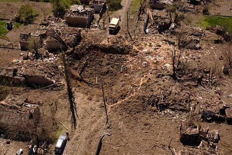 Ohjusiskun jättämä kuoppa maassa Bakhmutissa Donetskin alueella Ukrainassa 7. toukokuuta.