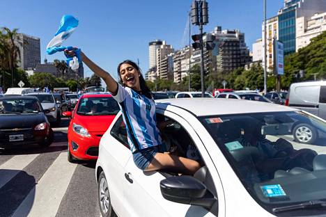Autoissa juhlittiin Julio Avenuella. Ikkunasta auton ulkopuolelle kurottanut kannattaja heilutti Argentiinan huivia.