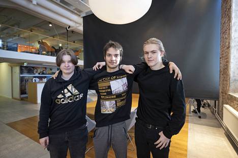 Niko Silmu, Mohsin Kaski ja Eetu Koskinen Kaarisillan yhtenäiskoulusta voittivat Satakunnan Kansan Mediavisan. 