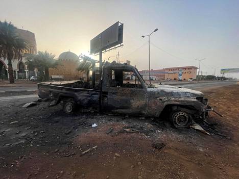 Palanut ajoneuvo Sudanin pääkaupungissa Khartumissa 26. huhtikuuta. 