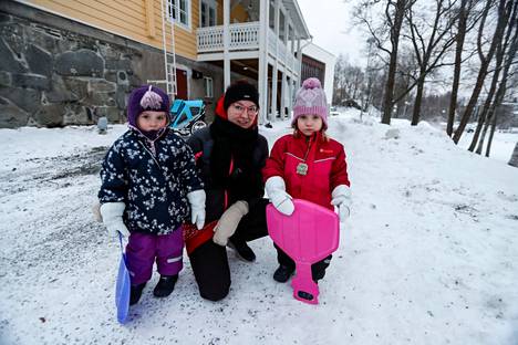 Emma Lehtinen toi lapsensa Justiina Rajalan, 4, ja Josefiina Rajalan, pulkkailemaan tapaninpäivänä.
