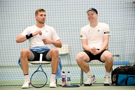 Lloyd Glasspool (vasemmalla) ja Harri Heliövaara voittivat nelinpelin mestaruuden ATP500-turnauksessa Hampurissa.