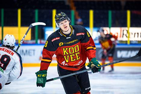 Kooveen Jakub Kos oli yksi ottelun avainhahmoista, kun Koovee voitti Savonlinnan Pallokerhon maalein 5–4.