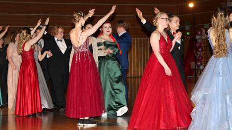 KMV-lehti tekee suoraa lähetystä Mäntän lukion vanhojen tansseista perjantaina kello 10 alkaen.