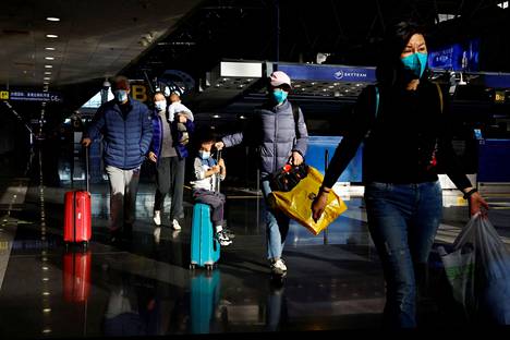 Matkailijoita Pekingin kansainvälisellä lentokentällä 27. joulukuuta 2022. 