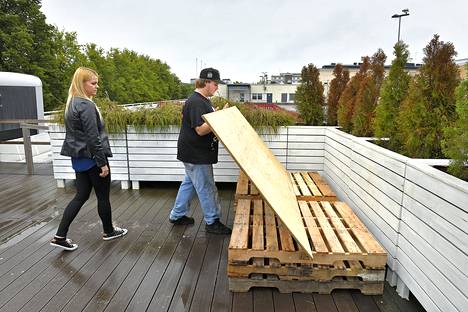 Pauliina Tanttu ja huoltomies Akseli Haapanen rakensivat esiintymislavaa Potkurin katolle maanantaina. Tapahtuviikko huipentuu viikonloppuun. 