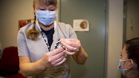 Finla työterveyden sairaanhoitaja Henna Marjakoski valmistautui antamaan influenssarokotetta 29. joulukuuta. Pian hän antaa myös koronarokotuksia.