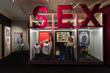 Muotisuunnittelija Vivienne Westwoodin luomuksia on esillä Museo Milavidassa. 1970-luvulla Westwood perusti puolisonsa Malcolm McLarenin kanssa Sex-nimisen liikkeen Lontooseen.